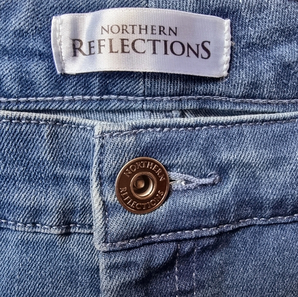 Northern Reflections Fringed Hem Ankle Length Mid Rise Denim Jeans ๐ - Picture 4 of 9